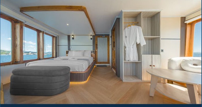 Master Cabin with queen bed, ocean view and private balcony on the KLM New Pandawa