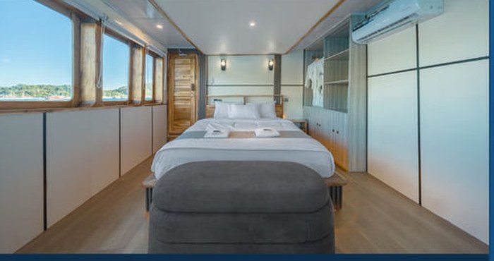 Master Middle Cabin with queen bed and en-suite bathroom on the KLM New Pandawa