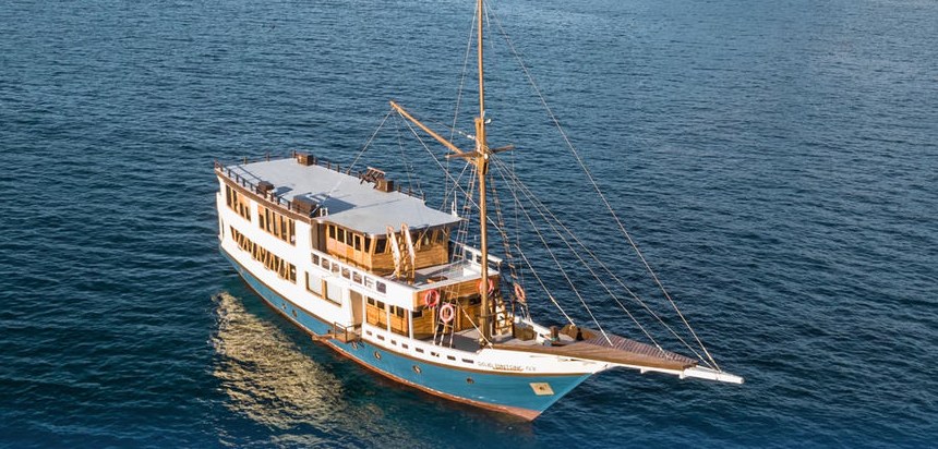 KLM New Pandawa phinisi at anchor in Komodo National Park