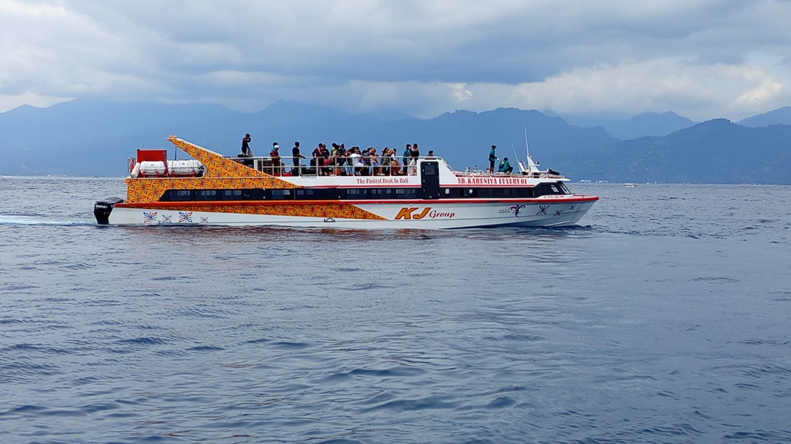 SB. Karuniya Luxury 01 fast boat crossing the Lombok Strait — daily fast boat Gili to Padang Bai, Bali