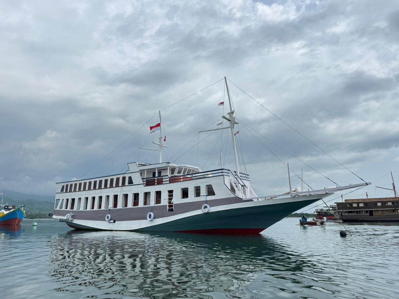 KLM Nur Amira at sea — departs every Friday — Labuan Bajo to Lombok budget open trip 4D3N